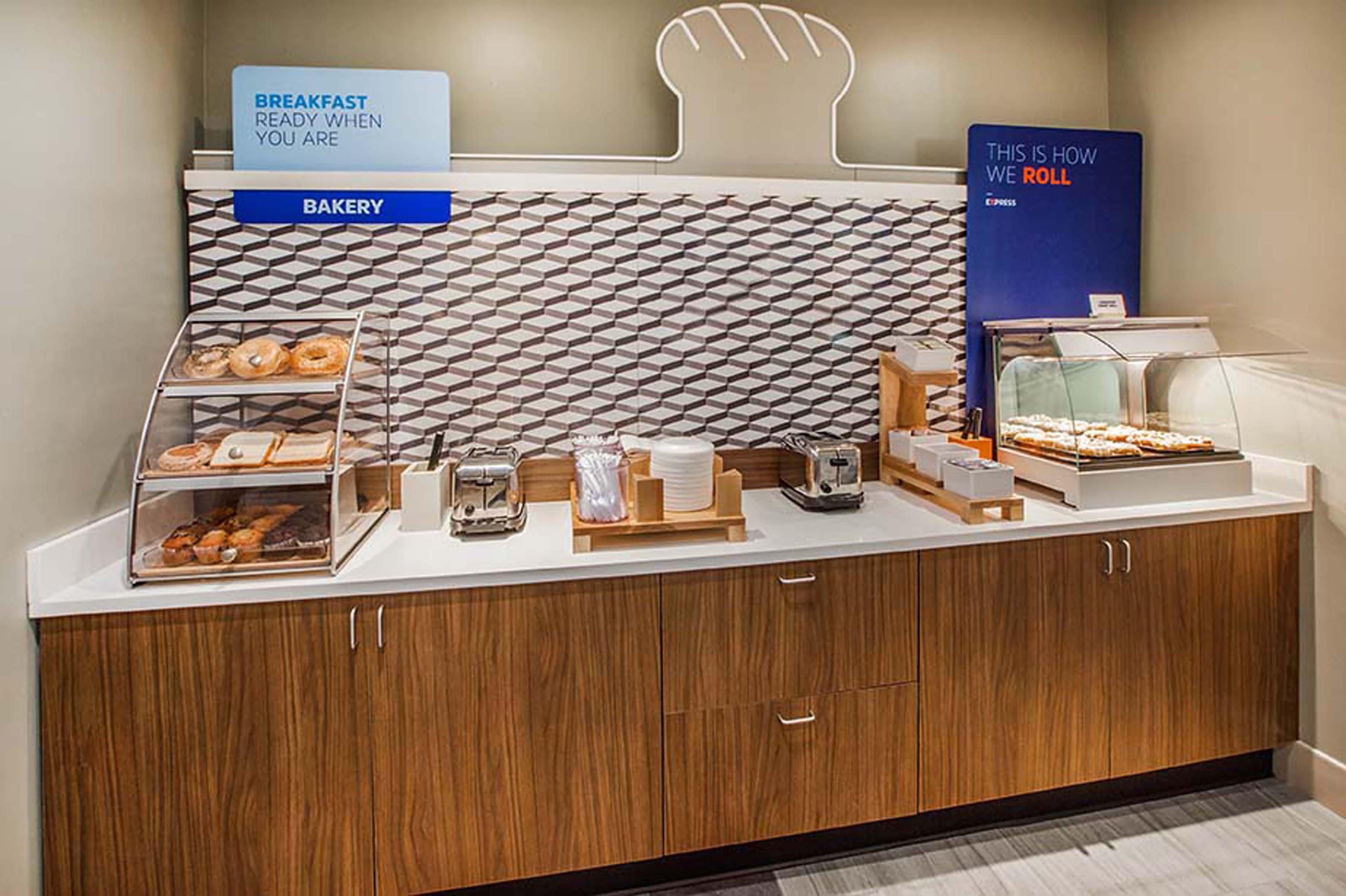 Express & - Polaris Parkway / By Ihg Inn 3*