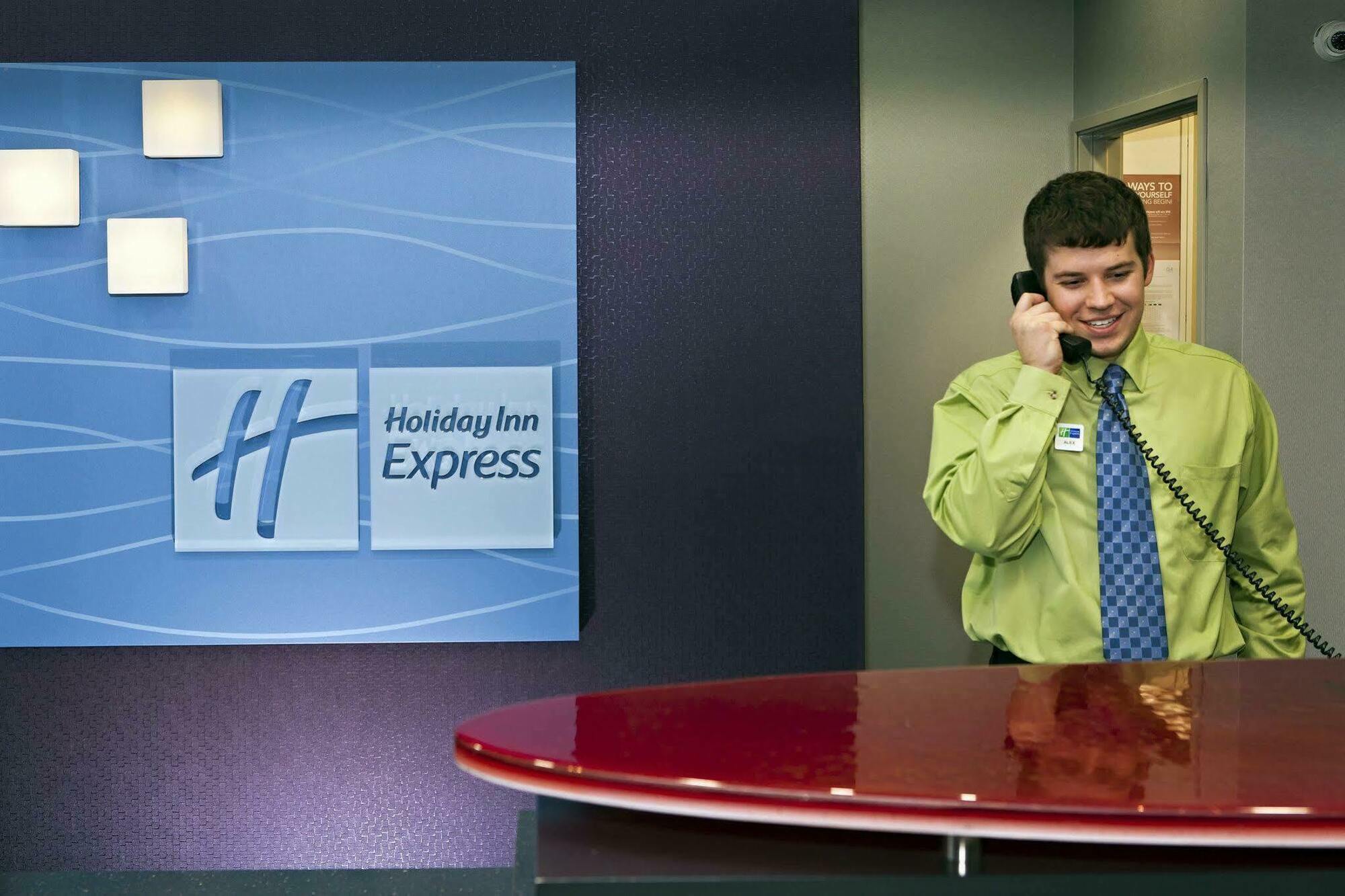 Express & - Polaris Parkway / By Ihg